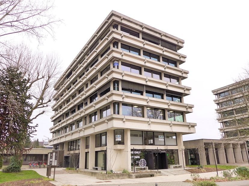 Volledig vernieuwde trendy kantoren (412 m²) gelegen op de 6de etage met een prachtig zicht over Hasselt en dit op een toplocatie (3 min wandelen van