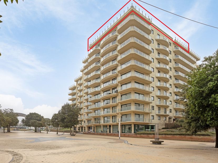Une opportunité exceptionnelle de reprendre une société patrimoniale propriétaire de deux penthouses uniques, situés au 10e étage de la résidence Euro