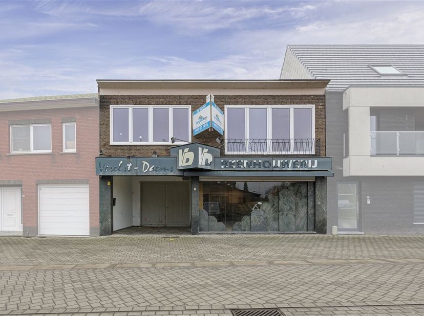 In het centrum van Wiekevorst treffen we dit handelspand met woonst. De combinatie van maximale zichtbaarheid en voldoende parkeergelegenheid voor de
