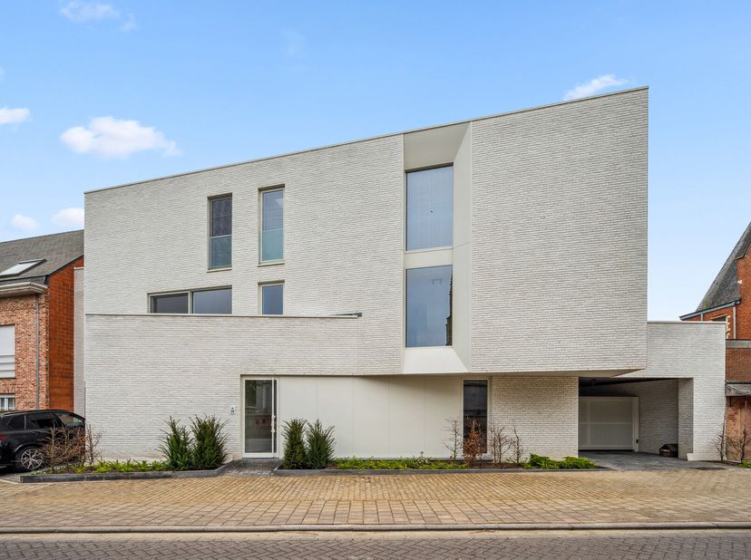 Welkom in dit prachtig afgewerkte appartement, gelegen op de eerste verdieping links, in het hart van Hallaar. Dankzij de hoogwaardige materialen en d
