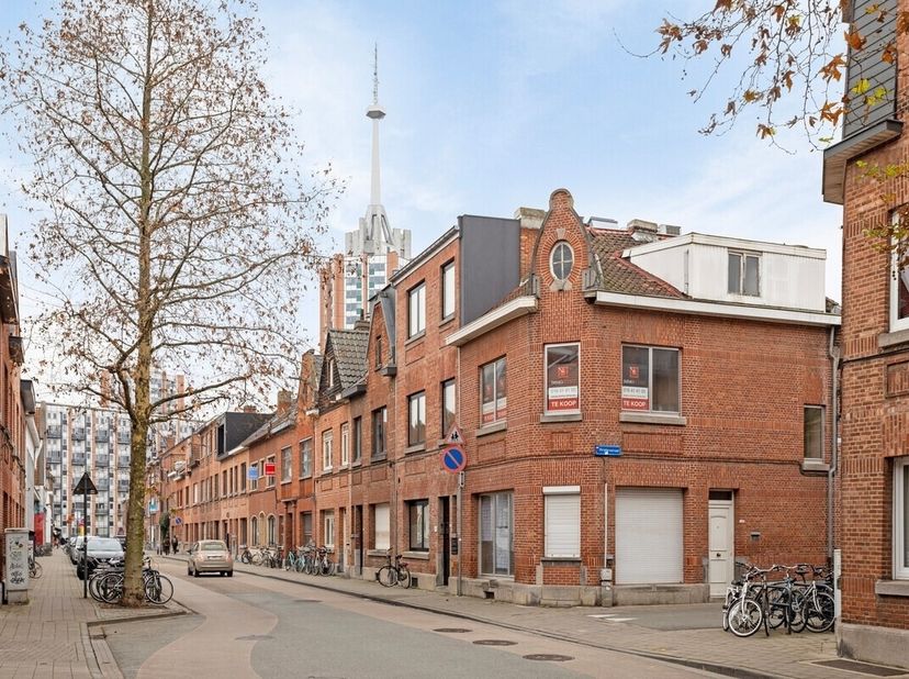 Midden in het historisch centrum, op enkele wandelpassen van het station van Leuven, zijn wij verheugd deze te renoveren woning met een gevelbreedte v