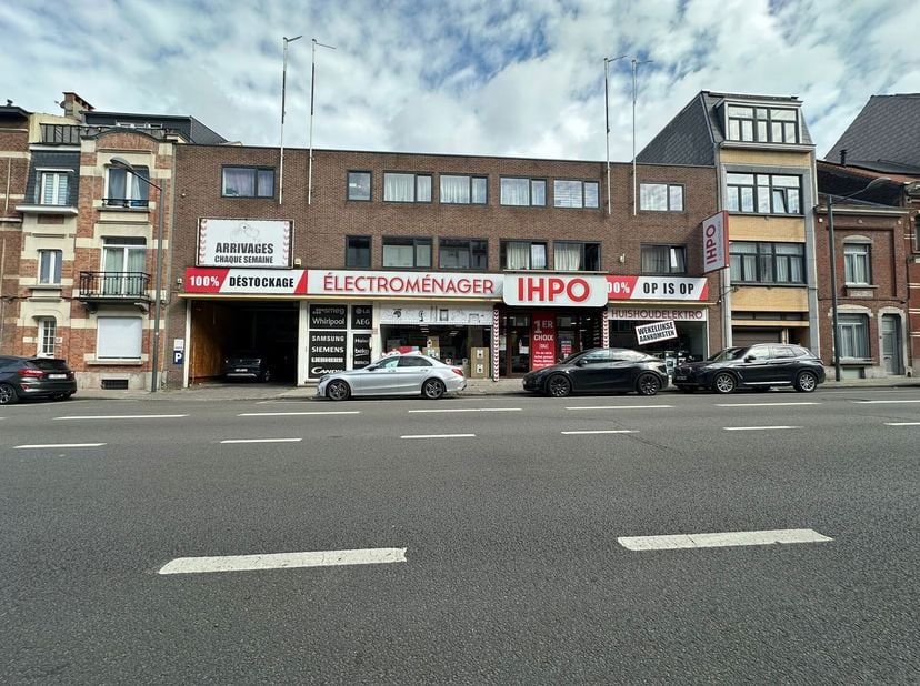 Commerciële ruimte ideaal gelegen op de Leuvensesteenweg in Schaarbeek, op slechts 300m van het Meiserplein.&lt;br /&gt;
Het gelijkvloers biedt een oppervla