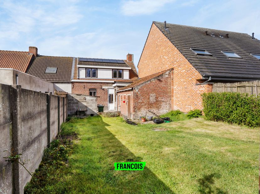 In het centrum van Werken (Kortemark) bevindt zich deze woning. Diverse lokale handelaars en een lagere school bevinden zich op wandel- en fietsafstan