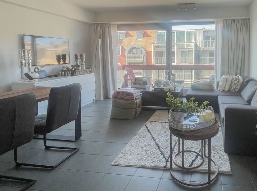 Niet gemeubelde 2 slaapkamer appartement met zijdelings zeezicht op 5de verdieping met lift.&lt;br /&gt;
Inhoud: inkomhal met ruime woonkamer, 2 slaapkamers