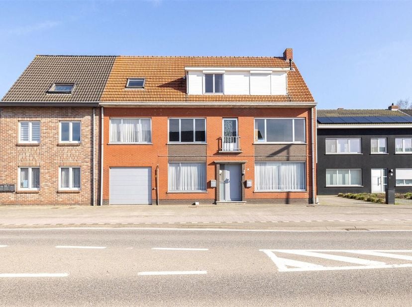 Centraal gelegen meergezinswoning op een perceel van ca 423 m² &lt;br /&gt;
Indeling:&lt;br /&gt;
Gelijkvloers ( + slaapkamers op eerste verdieping) : ca 174 m²&lt;b