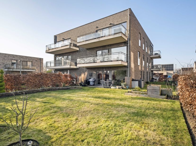 Appartement de 72m² au rez-de-chaussée avec jardin et agréable terrasse ensoleillée à vendre! &lt;br /&gt;
Disposition&lt;br /&gt;
- hall d&#039;entrée avec toilettes