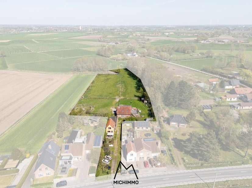 Dit onroerend goed is ideaal voor dierenliefhebbers. Het betreft namelijk de verkoop van een instapklare woning + een paardenstal met bijhorende weide