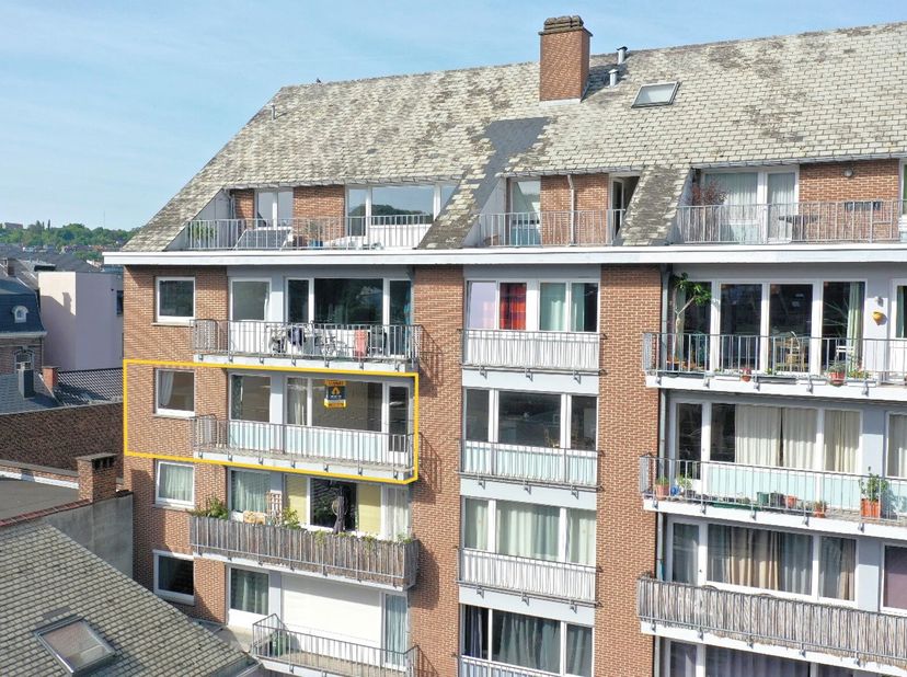 Antoine Immo vous présente ce superbe appartement 2 chambres idéalement situé en plein centre de Huy, au 4e étage dun immeuble très bien entretenu.&lt;br