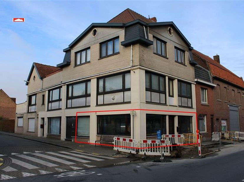 Gelijkvloers appartement met living, open ingerichte keuken, ingerichte badkamer, berging en 1 slaapkamer. EPC: 307 kWh/m²