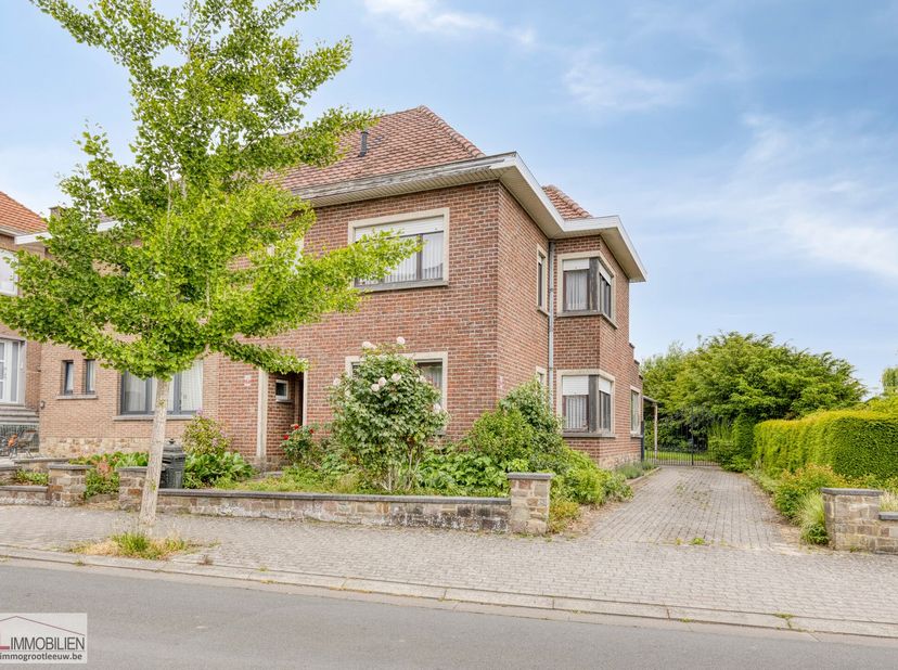 Immo Groot Leeuw stelt u deze charmante driegevelwoning voor, die een unieke combinatie biedt van rust, ruimte en een strategische ligging. De woning