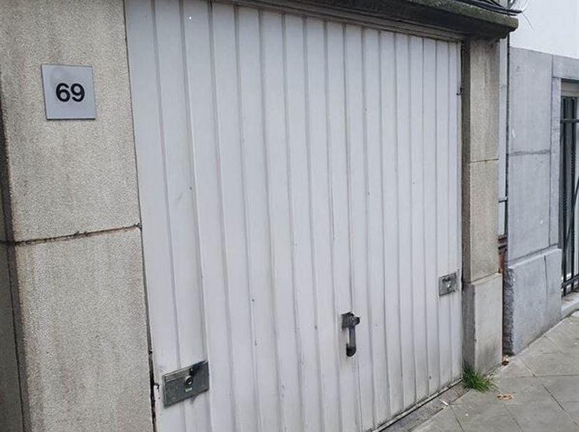 Situé à Ixelles entre l&#039;Avenue Louise, la Place Stéphanie et la place Fernand Coq, ce garage bénéficie d&#039;un accès pratique et rapide.&lt;br /&gt;
Découvrez