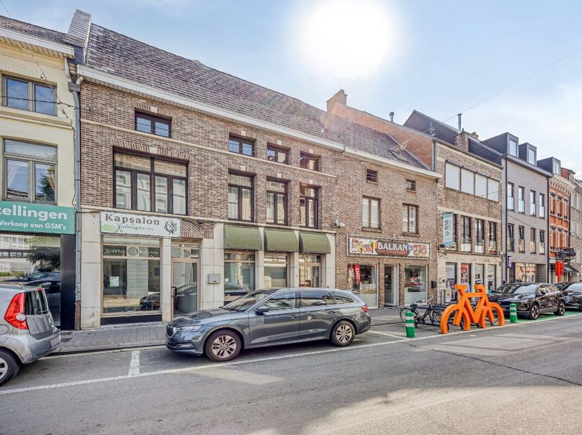 Diest: Handelspand te koop met woonst en tuin - ideaal voor ondernemers of investeerders Op zoek naar een combinatie van wonen en werken in het centru