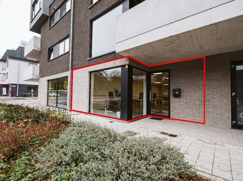 Prachtig handelspand te Leopoldsburg!Centrum LeopoldsburgZichtlocatieVeel lichtinval door de vele raampartijenBeschikbaarheid in overlegHuurprijs van