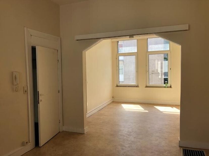 Saint-Gilles, vlakbij het Maison Communale, op de 2e verdieping van een Brussels huis, deze studio bestaat uit 2 open kamers, een ingerichte keuken en