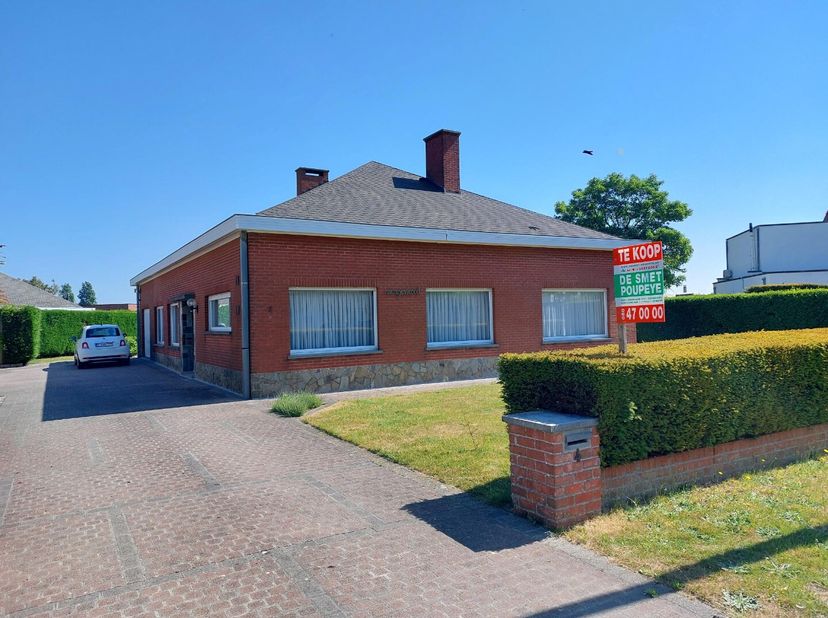 Deze zeer rustig gelegen villa met bruikbare vloeroppervlakte van 197m² en alles op het gelijkvloers heeft een ruime zonnige living , ruime recente ke