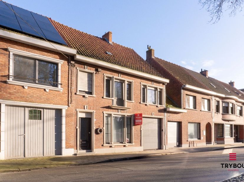Bent u op zoek naar een ruime woning in het hart van Houthulst? Deze woning biedt een solide basis en is ideaal voor wie op zoek is naar een huis met