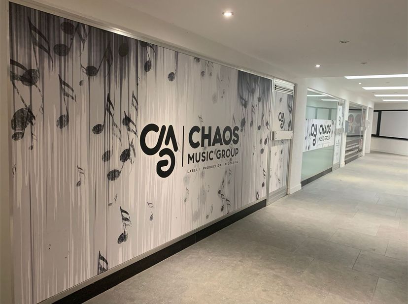 Het handelspand / kantoorruimte is gelegen in de vernieuwde galerij Claes, Stationsstraat te Genk. &lt;br /&gt;
&lt;br /&gt;
Het handelspand / kantoorruimte heeft
