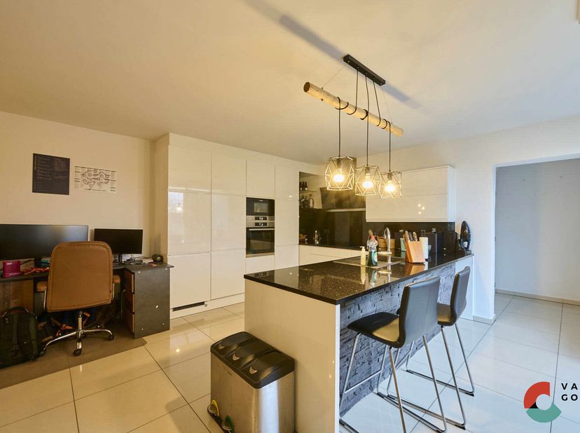 Deze gezellige HO gezinswoning in Leopoldsburg zoekt nieuwe eigenaars. De woning beschikt over 3 slaapkamers, een gezellige leefruimte met aansluitend