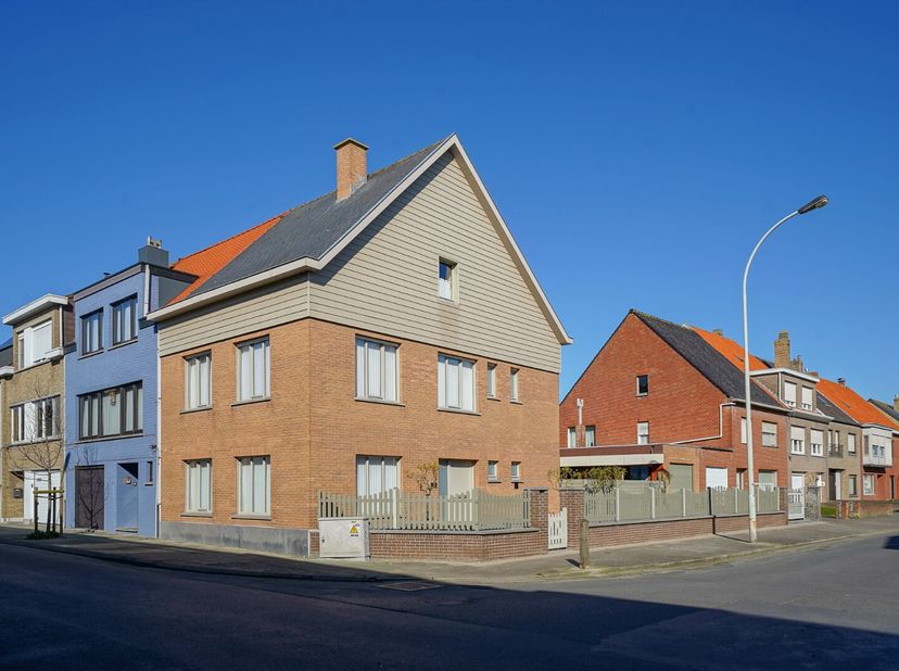 Deze goed onderhouden hoekwoning in Bredene Dorp biedt een royale woonruimte van 189 m² en tal van praktische voorzieningen. Met een lichtrijke leefru