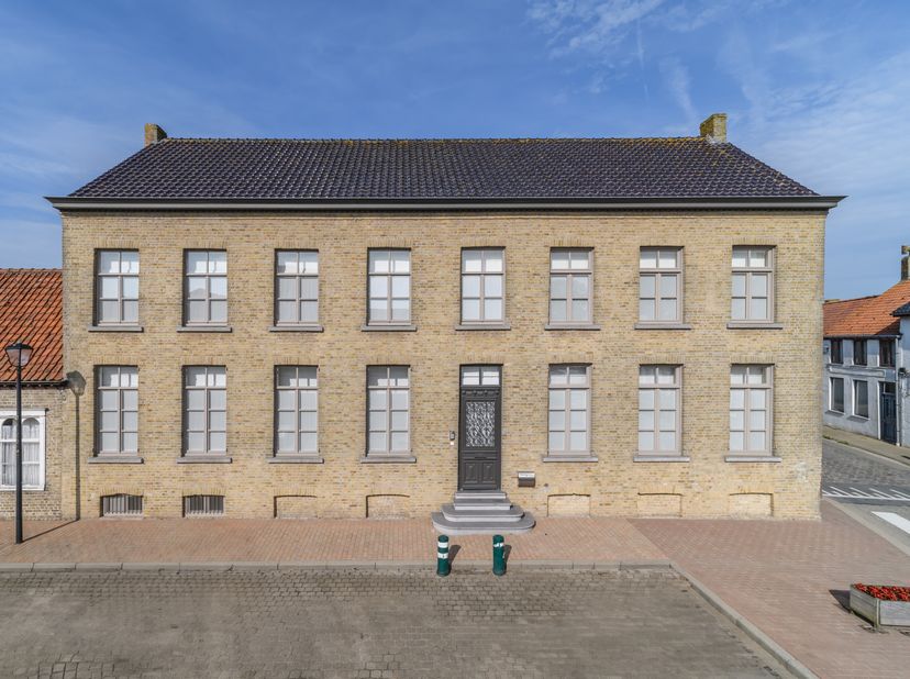 Unieke herenwoning gelegen in de Groenestraat te Izenberge (Alveringem). De kwalitatieve afwerking en riante woonoppervlakte van 443m² zijn enkele van