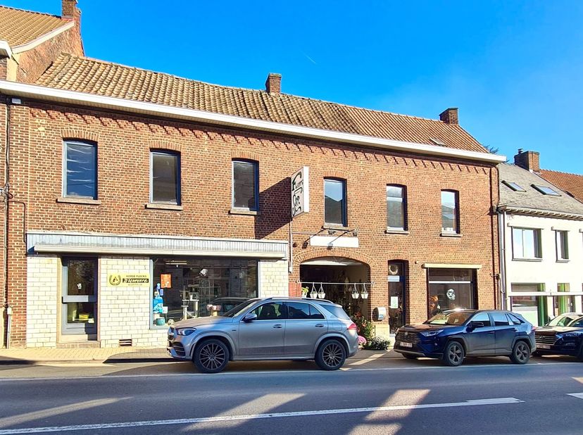 TOPgelegen pal in het CENTRUM van ELLEZELLES: projectgrond/dubbele woonst/handelspand met winkel, en enorm grote TUIN (totale oppervlakte van 1450m2!)