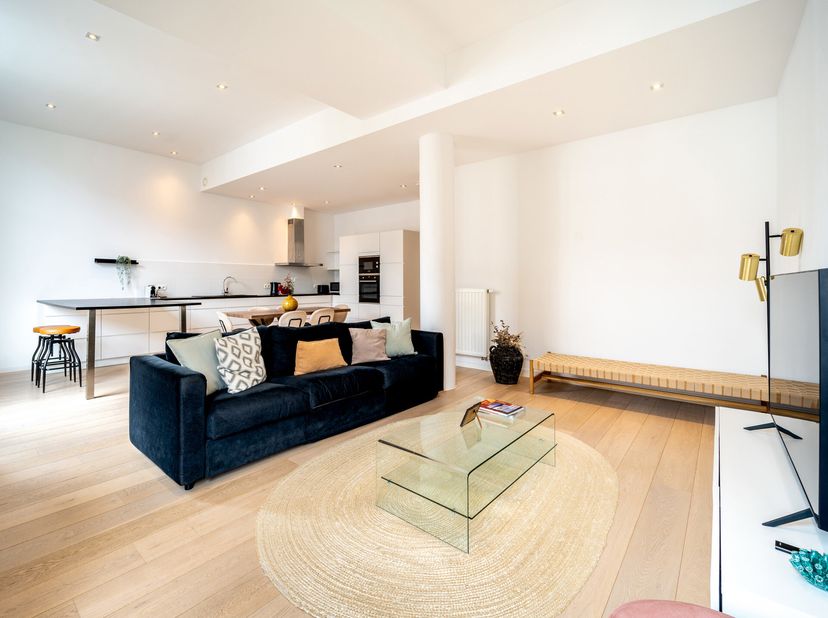Situé sur lavenue Molière, à proximité de la Place Brugmann, appartement entièrement meublé, dune superficie brute selon PEB de ± 104 m² offrant deux