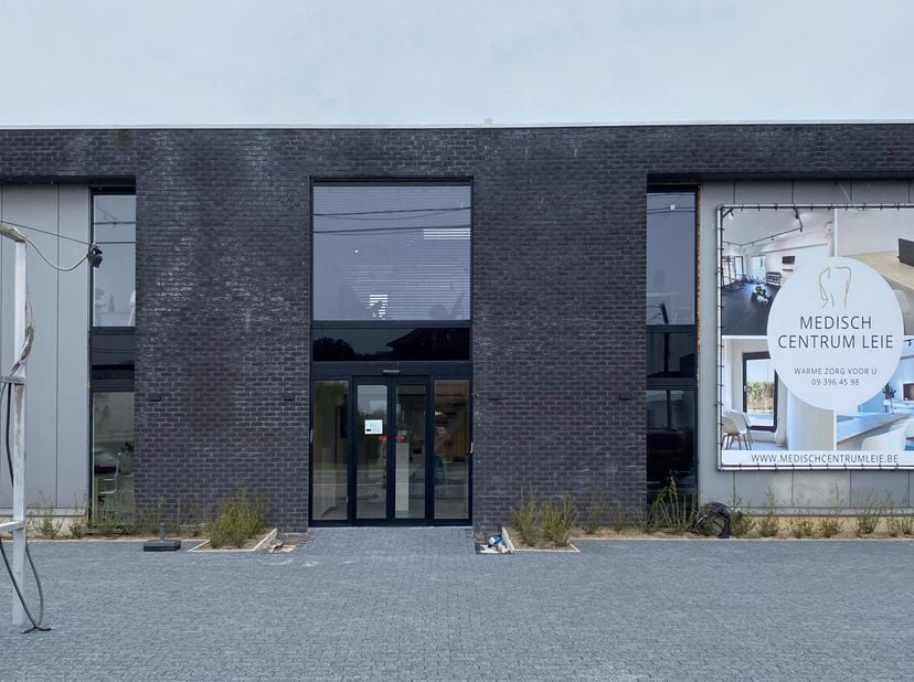 Dit recent verbouwd medisch centrum in Astene geniet een uitstekende visibiliteit en bereikbaarheid door de ligging langs de Kortrijksesteenweg, N43.