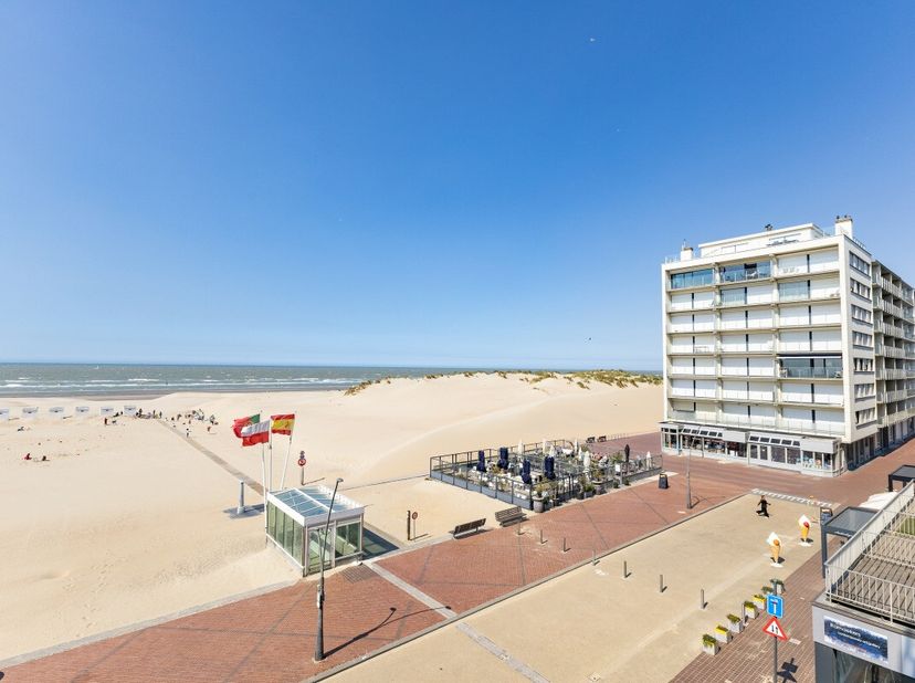 Oostduinkerke: hoekappartement te koop op de zeedijk.Stel je voor: elke ochtend ontwaken met het ruisen van de golven en een panoramisch zicht op de z