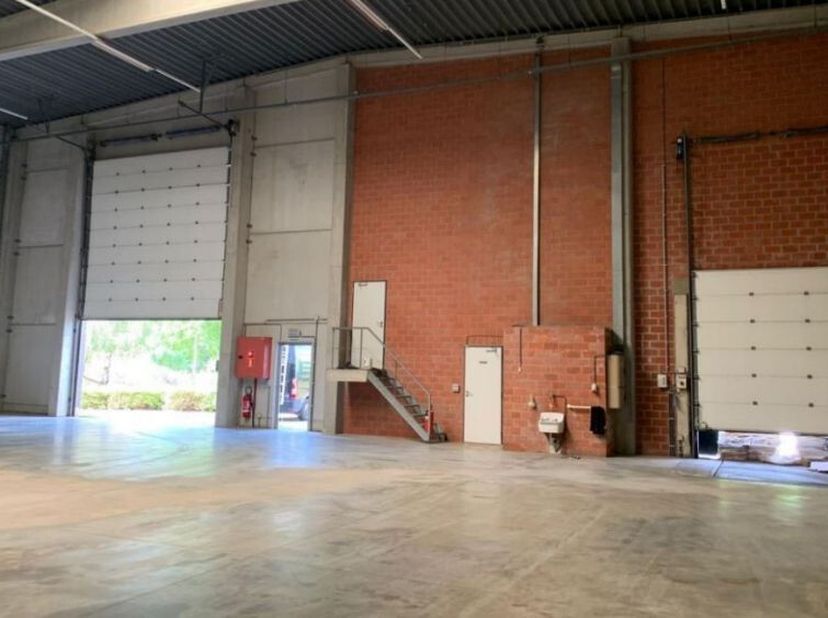 Bien professionnel à louer
                    à 2400 Mol