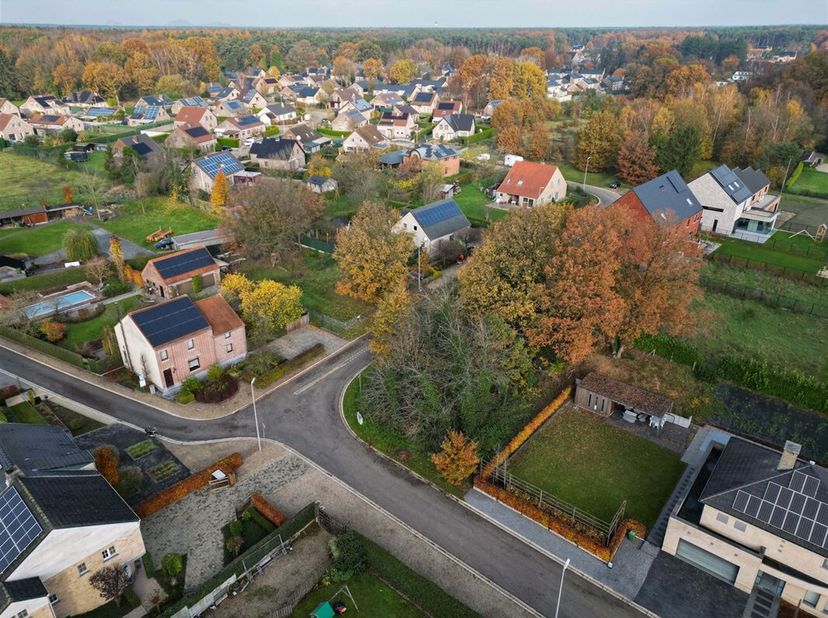 Knappe bouwgrond van 5a 25ca voor halfopen bebouwing op centrale, rustige locatie te Zutendaal&lt;br /&gt;
Omgeving&lt;br /&gt;
+ Gelegen net buiten het centrum v
