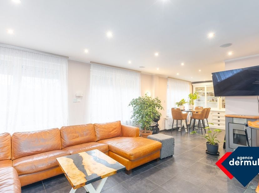 Ontdek deze zeer ruime woning in de gezellige Saswijk van Oostende! Dit huis biedt alles wat u nodig heeft voor een comfortabel en praktisch leven. De