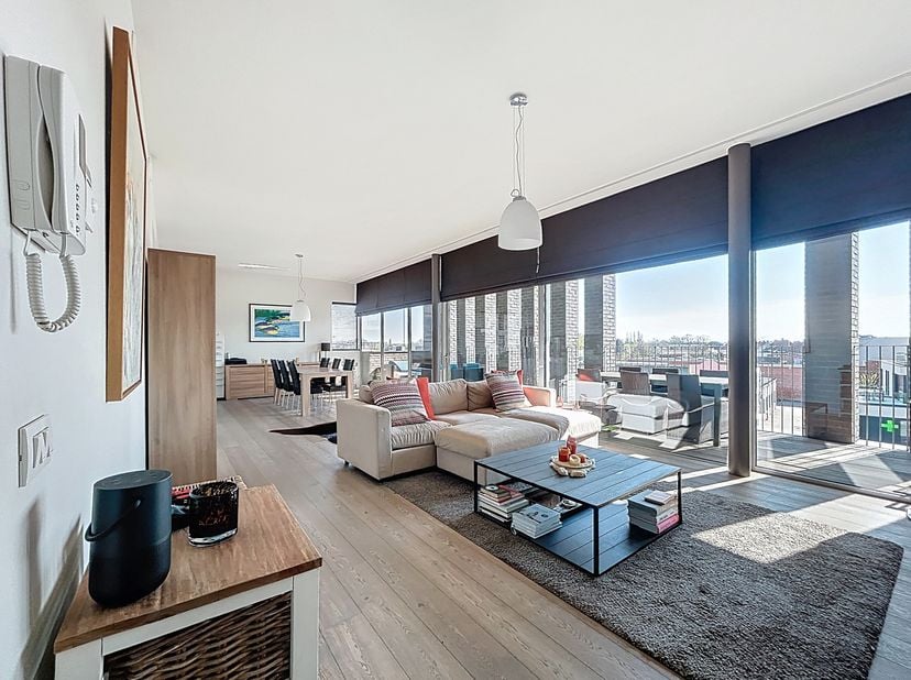 Gelegen binnen de kleine ring van Waregem, biedt dit prachtige hoekappartement een uitzonderlijke woonbeleving. Dankzij de grote ramen van maar liefst