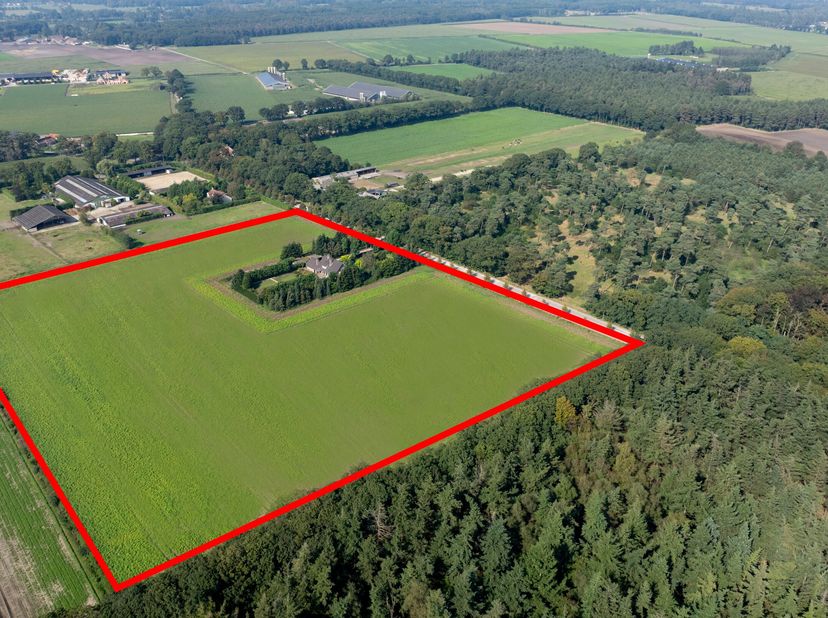 De goed onderhouden woning biedt o.a. 2 à 3 slaapkamers, grote living (50m²), aparte zit/ tv-kamer (21m²), moderne keuken, kantoor, multifunctionele r