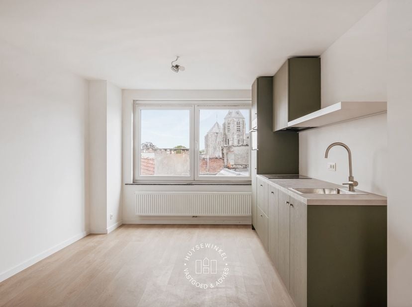 Ontdek dit stijlvolle penthouse van 70 m² op de bovenste verdieping van een kleinschalige residentie, pal in het levendige centrum van Kortrijk. Dit é