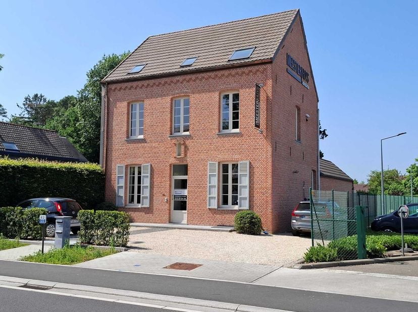 Volledig vernieuwd en charmant duplex-appartement gelegen op de eerste verdieping van een stijlvolle karakterwoning in het centrum van Avebode, op wan