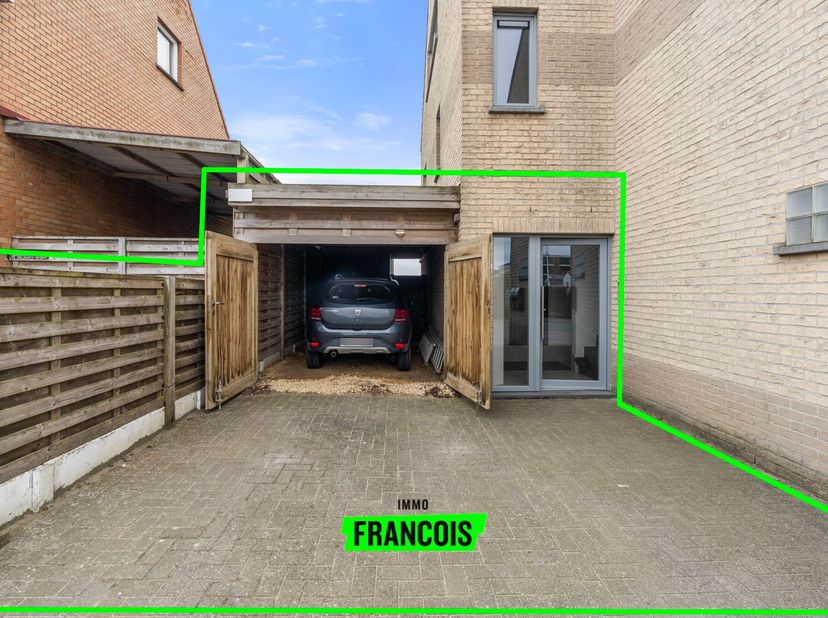 Dit gezellige ruime gelijkvloerse 1-slaapkamerappartement mét afgesloten carport en staanplaats is gelegen in een kleine residentie (3 app) met eigen