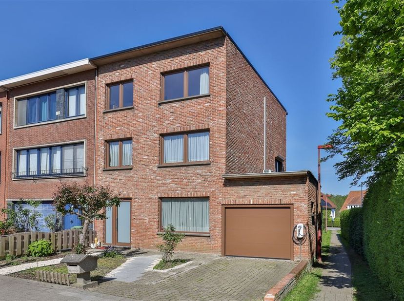 IN OPTIE !! Halfopen bebouwing met 4 royale slaapkamers en een bureau met garage en oprit in rustige doodlopende straat nabij centrum Kontich-Kazerne!