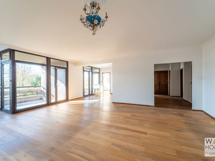 Dans une copropriété entourée d&#039;un parc, proche du tram 39, spacieux et lumineux appartement de 4 chambres avec 2 salles d&#039;eau et 2 terrasses.&lt;br /&gt;
À