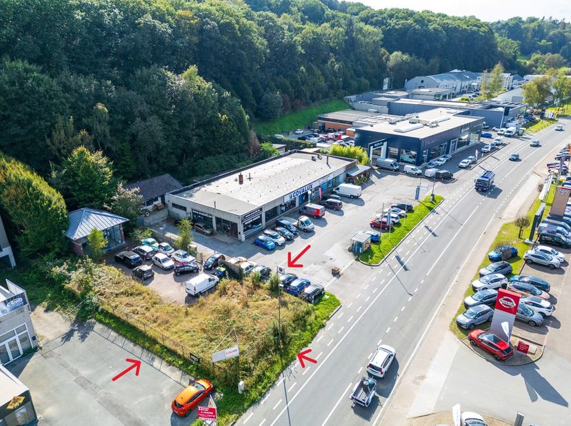 UNIQUE Opportunité sur l&#039;un des derniers terrains disponibles le long d&#039;une grande chaussée commerciale à fort passage. Possibilité de projets mixtes