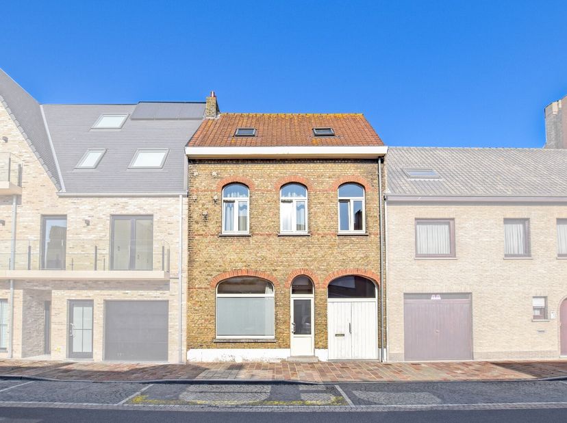 Stadswoning met 3 slaapkamers in Nieuwpoort  op 120 m² met garage.&lt;br /&gt;
Deze charmante stadswoning onderging reeds heel wat renovatiewerken, maar die