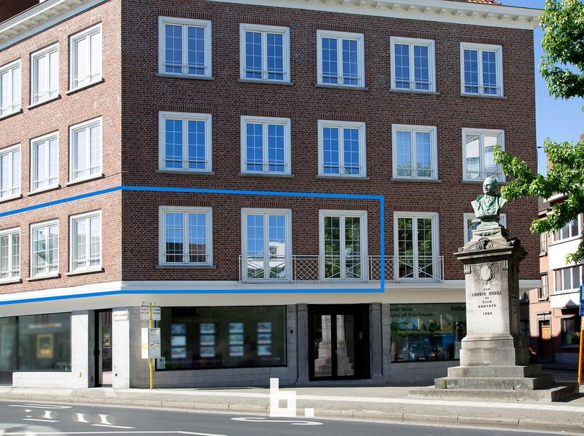Dit bijzonder leuke, volledig gerenoveerde appartement (2021) is gelegen in het centrum van Kortrijk op wandelafstand van het station, tal van winkels