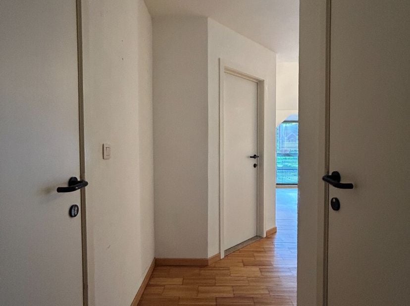 Gezellig appartement met 1 slaapkamer te Eksel: Indeling: inkomhal, apart toilet, woonkamer, keuken, berging, slaapkamer, badkamer, kelderberging en g