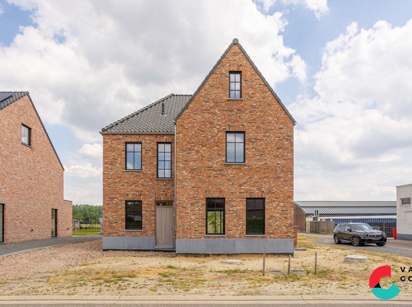 Verder af te werken pastorijwoning gelegen op een perceel van 7 are 33 ca met zicht op weiland.&lt;br /&gt;
Voorzien van de laatste nieuwe technieken biedt