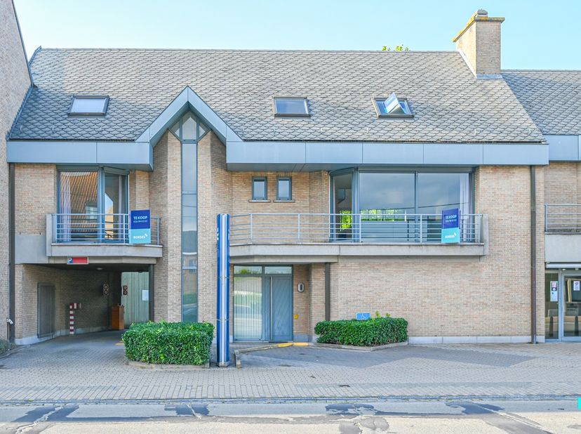 Ontdek dit luxueus duplex appartement met 3 ruime slaapkamers gelegen in Desselgem. Het appartement heeft een bewoonbare oppervlakte van maar liefst 3