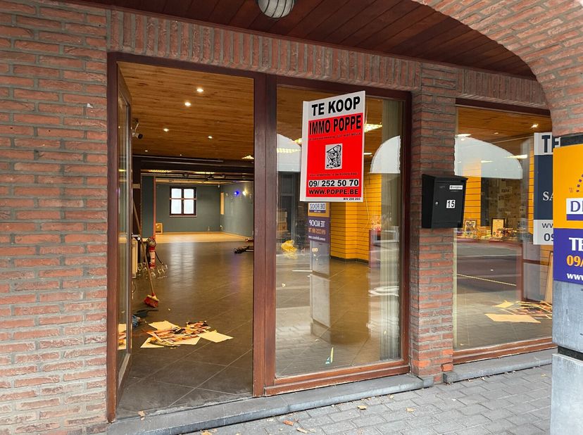 Dit pand heeft een werkruimte van maar liefst 108m². Voordien uitgebaat als kapperszaak sinds vele jaren.&lt;br /&gt;
Door de ligging op het gelijkvloers me