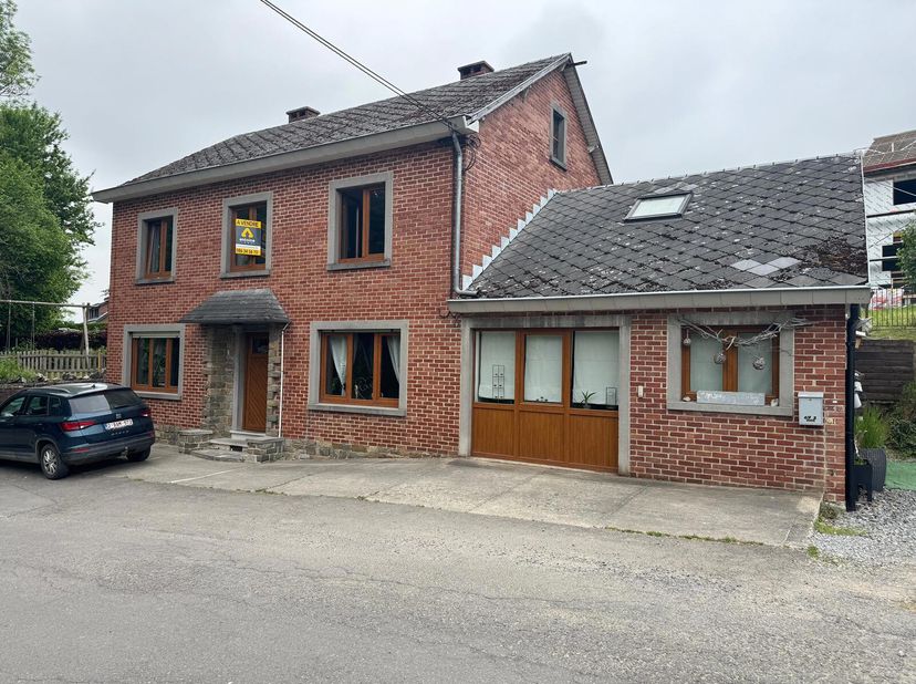 BOMAL (Durbuy):  Immeuble comprenant 1 maison d&#039;habitation et un appartement duplex, loués respectivement 750euro et 480euro.&lt;br /&gt;
La maison de 128m²