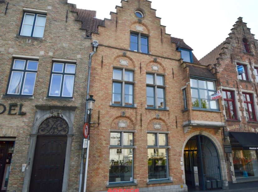 U wenst ruim te wonen op een unieke locatie te Brugge? Dan bent u hier aan het juiste adres. Dit appartement vinden we terug in het historisch hart va