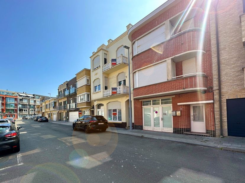 In een rustige en charmante buurt bevindt zich deze statige interbellumwoning, die met respect voor haar authentieke karakter werd omgevormd tot drie