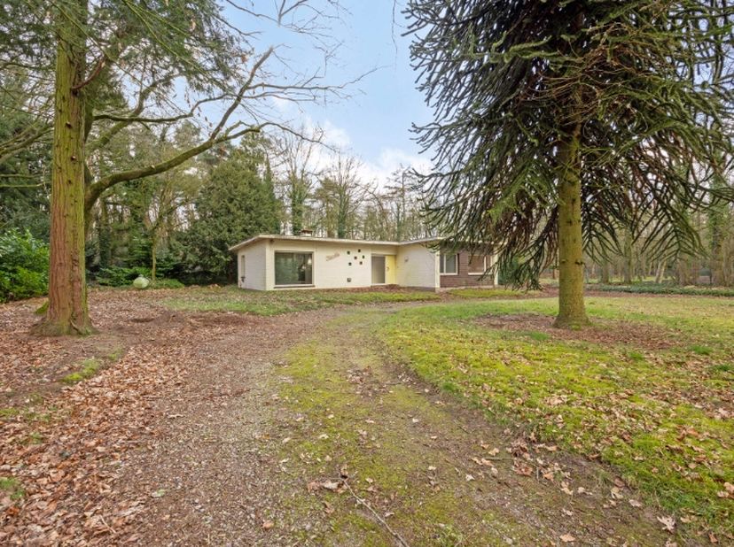 Bent u op zoek naar een woning met karakter op een prachtige locatie? Deze gelijkvloerse woning midden in de Lembeekse Bossen biedt een unieke kans vo