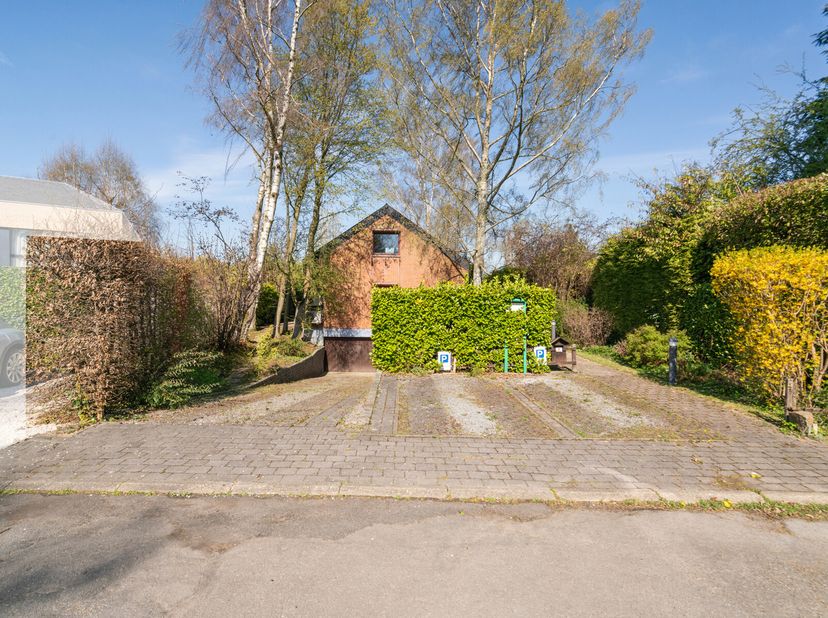 Te renoveren alleenstaande villa met veel potentieel in doodlopende straat&lt;br /&gt;
In een rustige en kindvriendelijke doodlopende straat vind je deze ru
